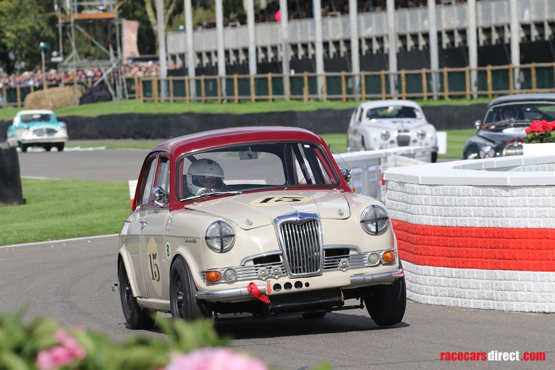 1961-riley-15-historic-competition-saloon
