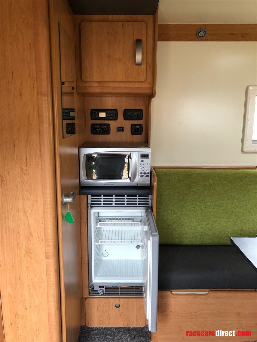 motorsport-trailer-accomodation-kitchen-showe