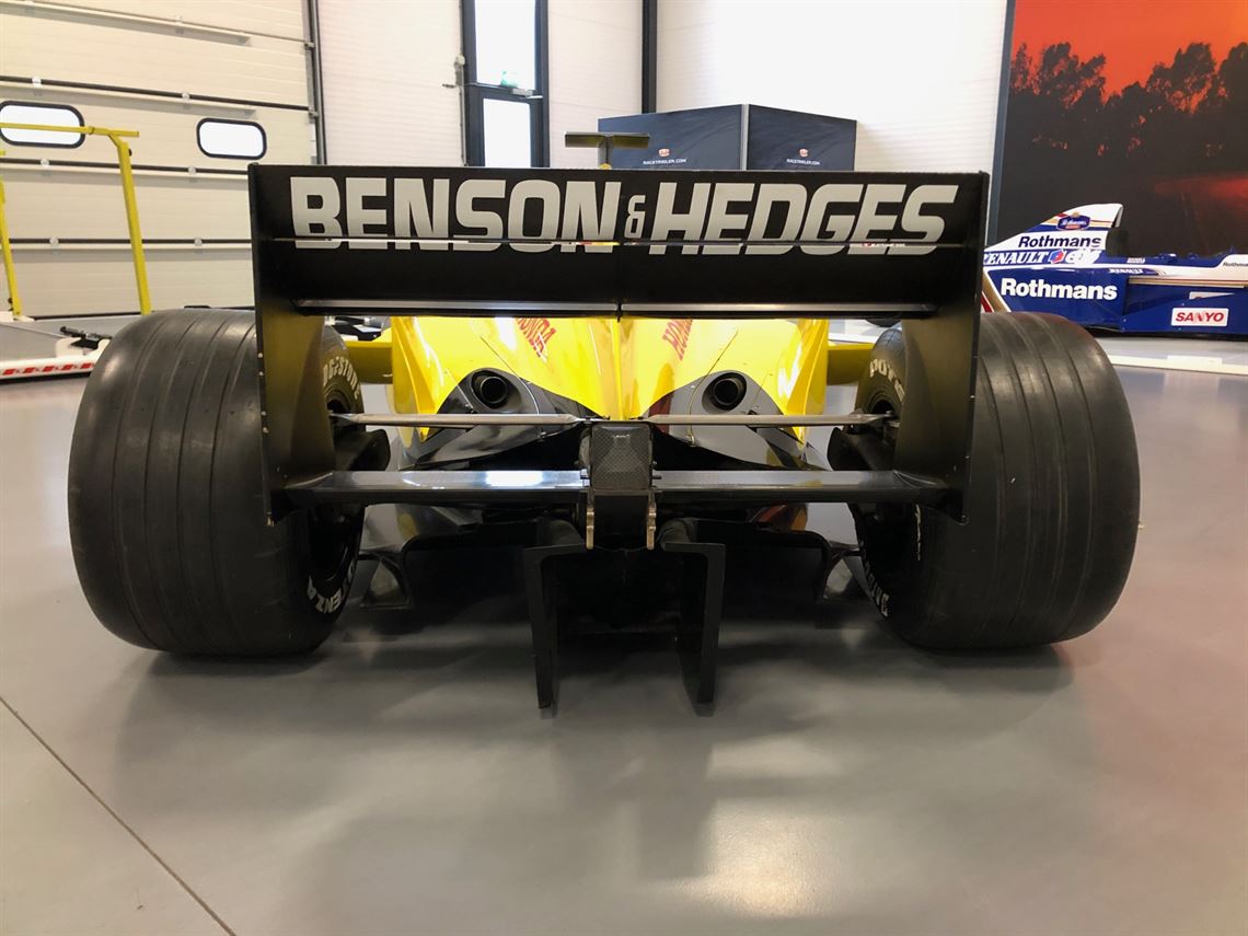 formula-one-jordan-ej11-show-car