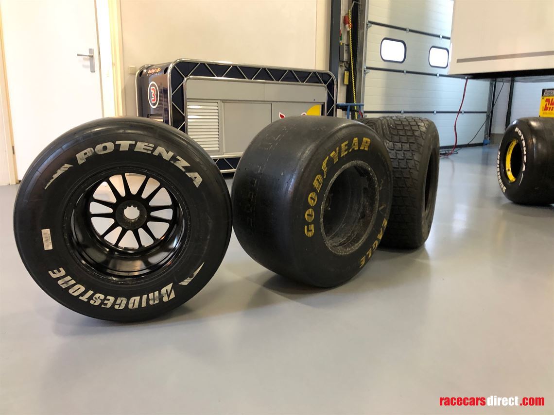 Racecarsdirect.com - Set of Formula 1 wheels and tires