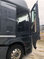 race-transporter-and-tractor-unit-with-awning