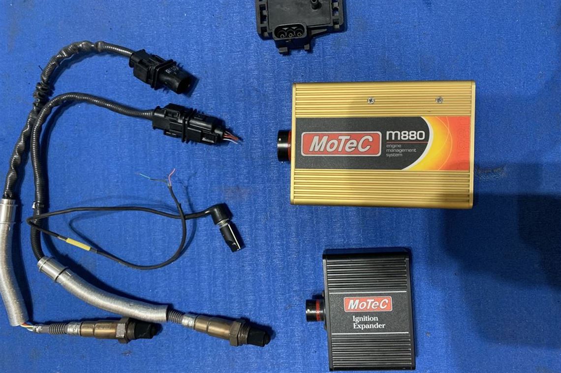 motec-m880-ecu-plus-parts