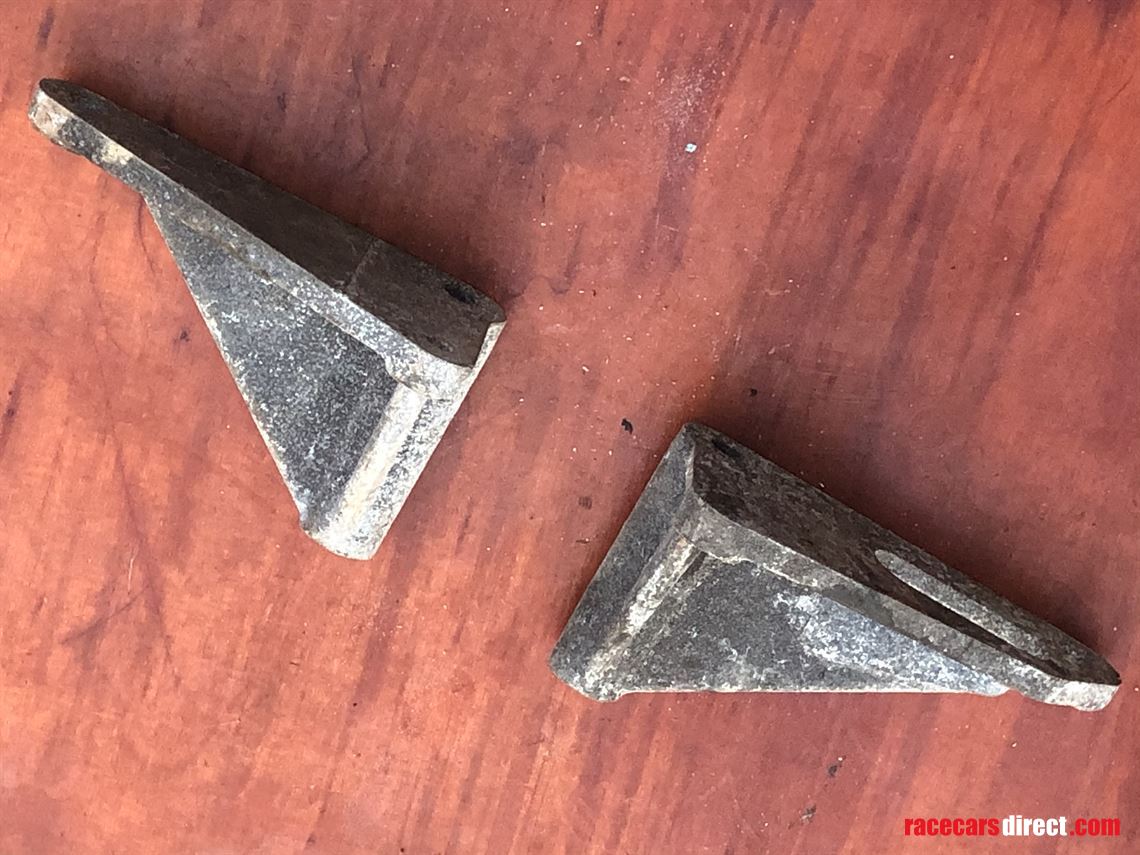 pair-magnesium-brackets---81a011718---march