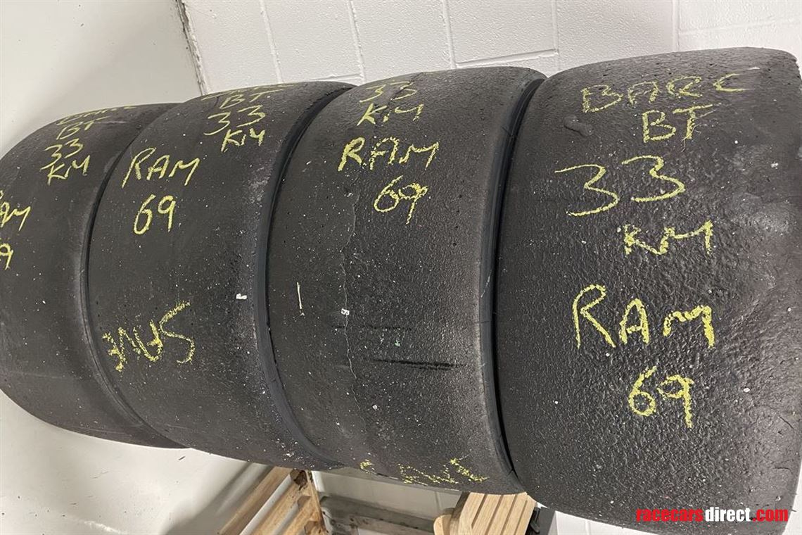 set-of-used-pirelli-dhe-amg-gt3-only-33km