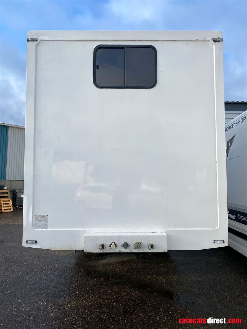 race-trailer-for-up-to-4-cars-with-living-are