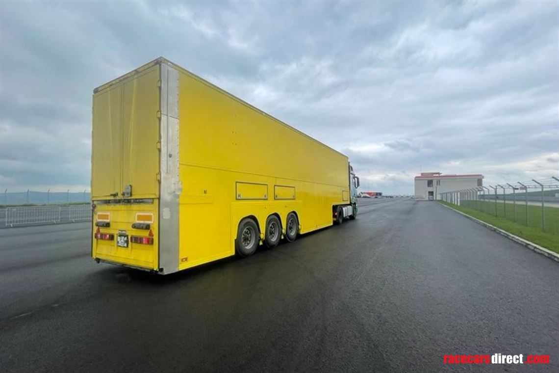 race-trailer-with-awning