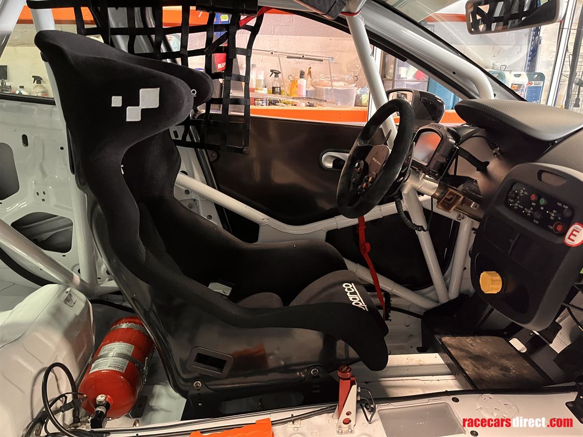 renault-clio-cup-race-car-2015