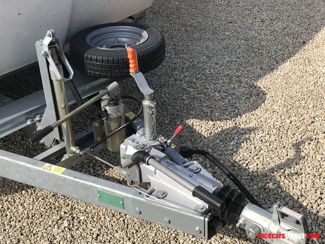 woodford-race-liner-6022-tilt-bed-covered-tra