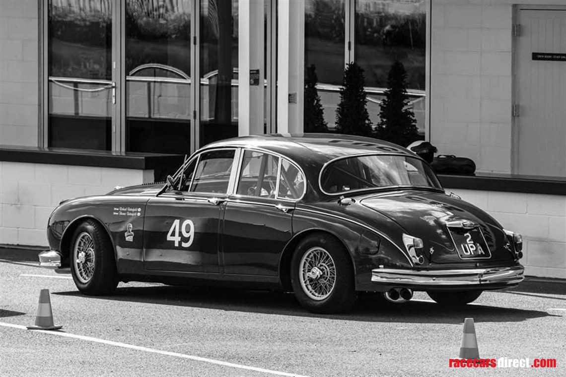 jaguar-mk-2-historic-race-car