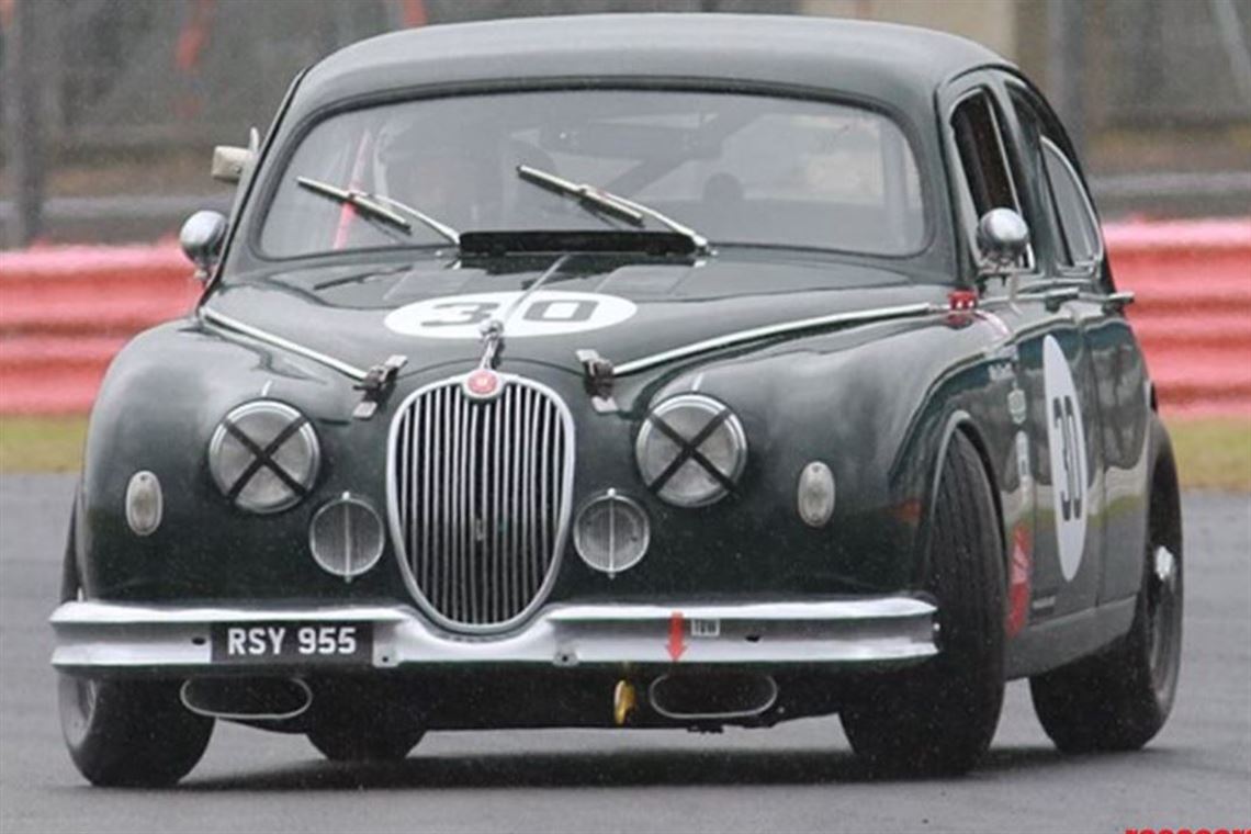 historic-race-car-jaguar-mk-1-34