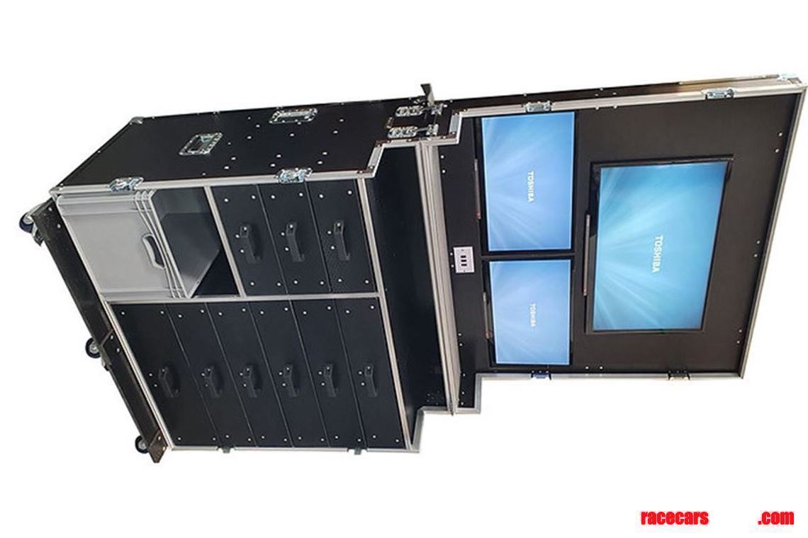 data-station-flight-case---3-monitors