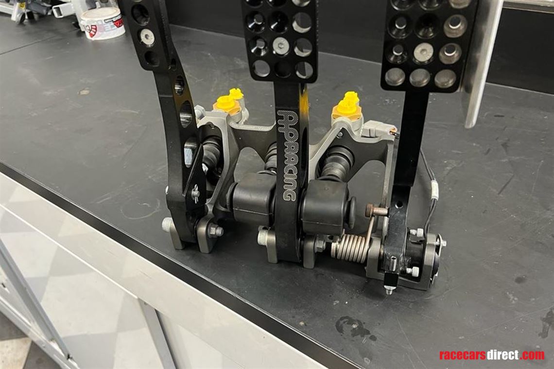 Racecarsdirect.com - Ap racing paddle box with cylinders