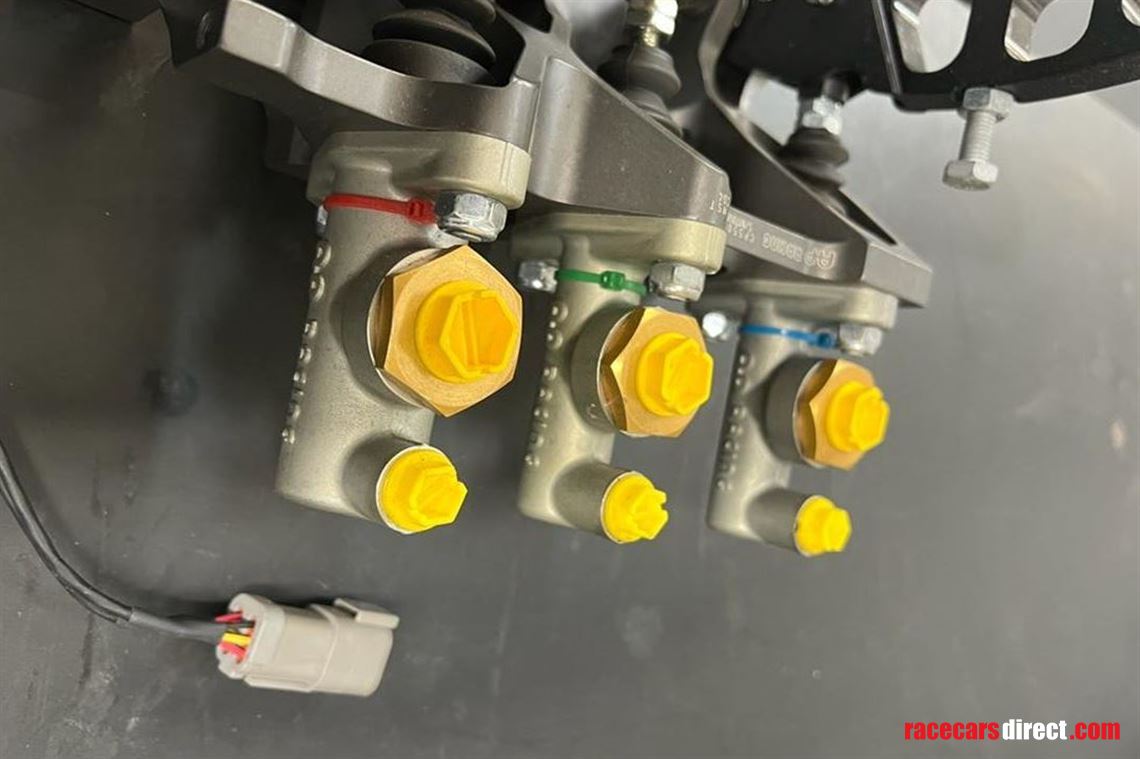 Racecarsdirect.com - Ap racing paddle box with cylinders