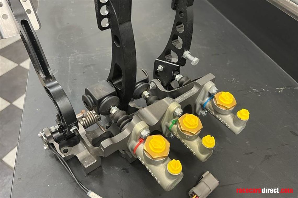 Racecarsdirect.com - Ap racing paddle box with cylinders