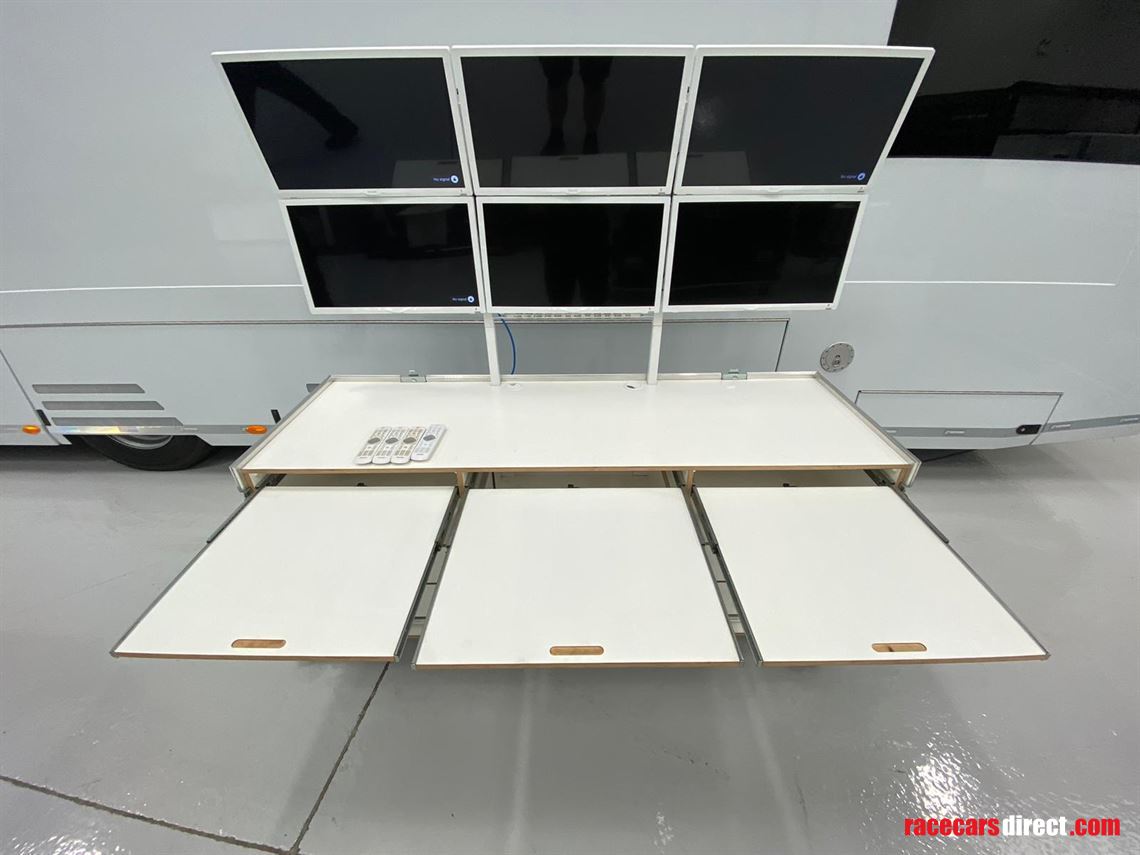 case-liner-6-screen-data-station---white