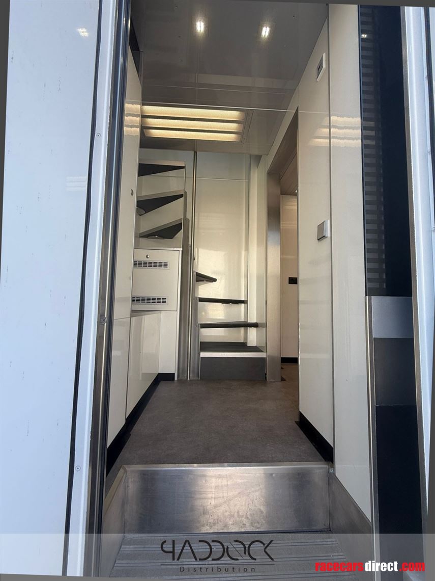 racing-engineer-trailer-mclaren-f1