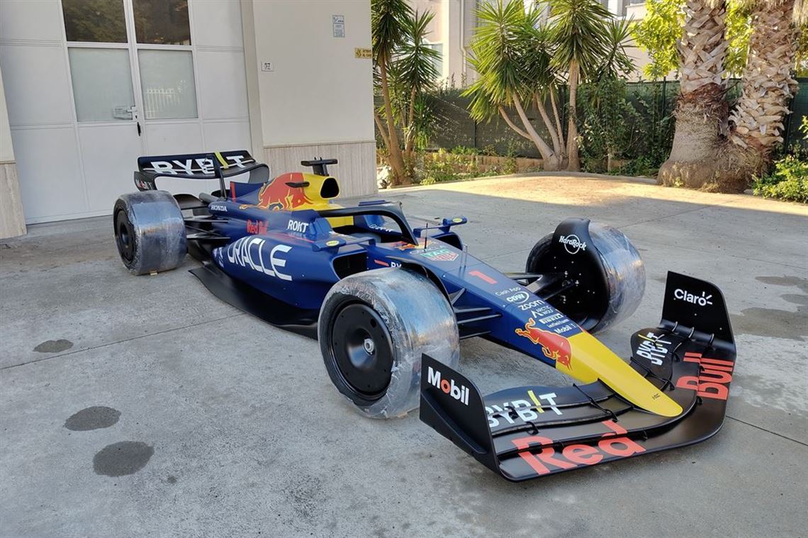 f1-red-bull-rb18-show-car