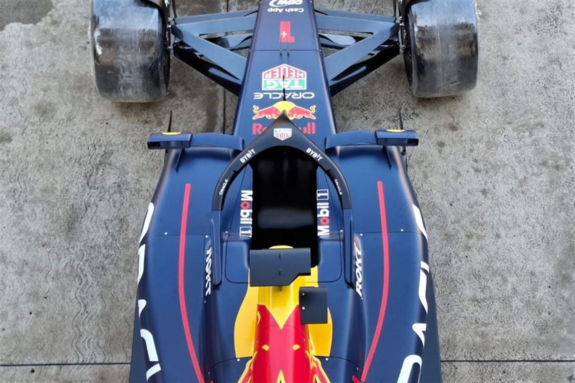 f1-red-bull-rb18-show-car