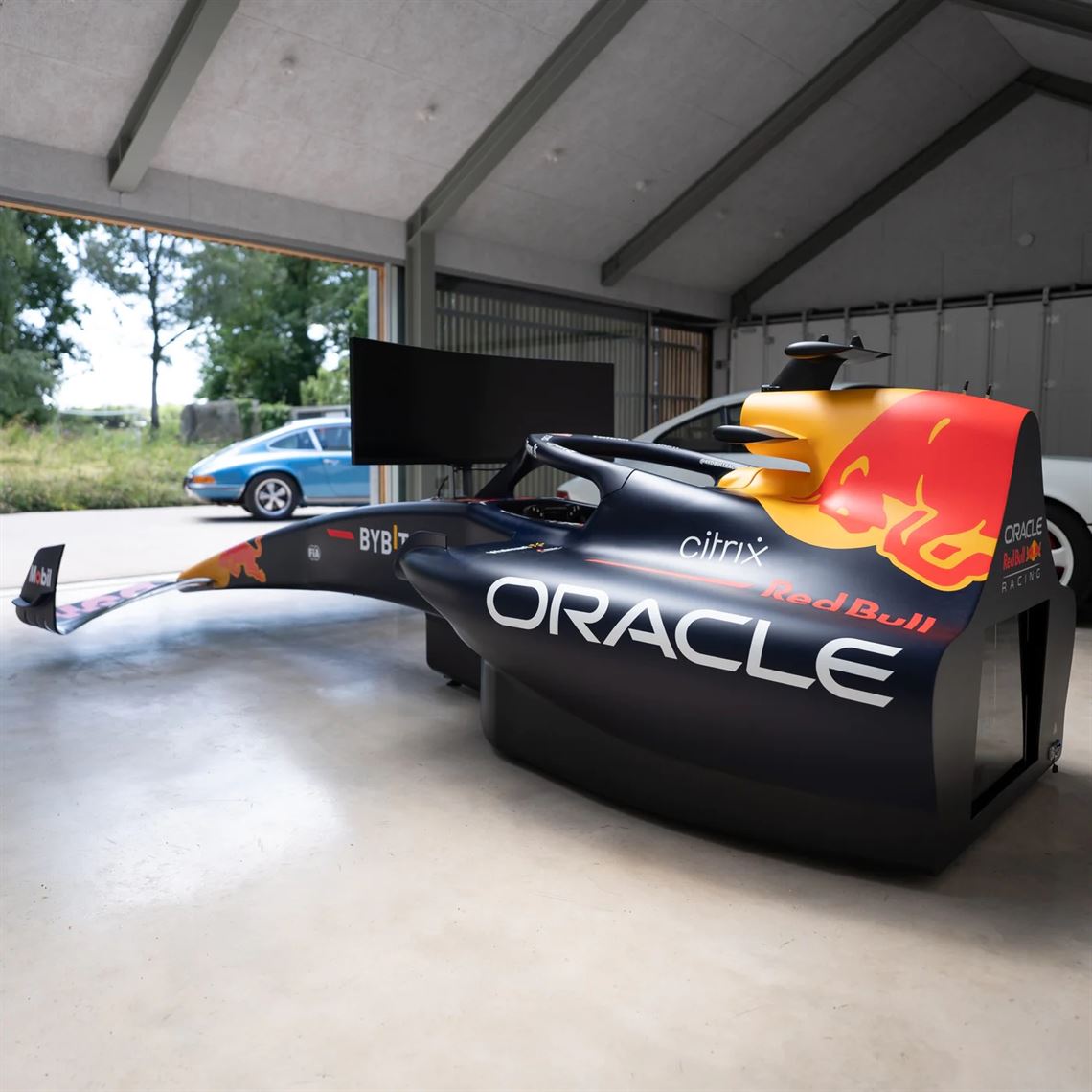 official-2022-red-bull-racing-rb18-f1-simulat