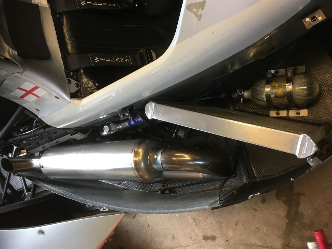 Right exhaust,radiator and paddleshift air bottle