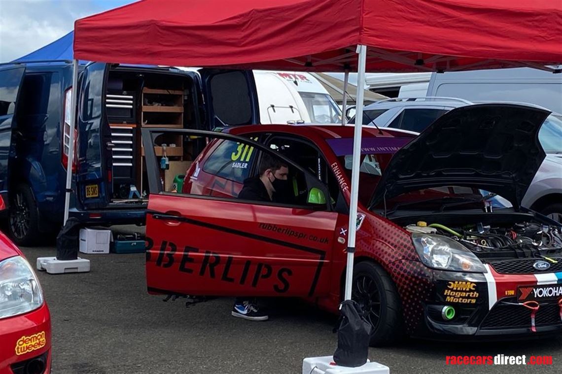 Racecarsdirect.com - Transit Custom LWB Overnight Race Van Conversion