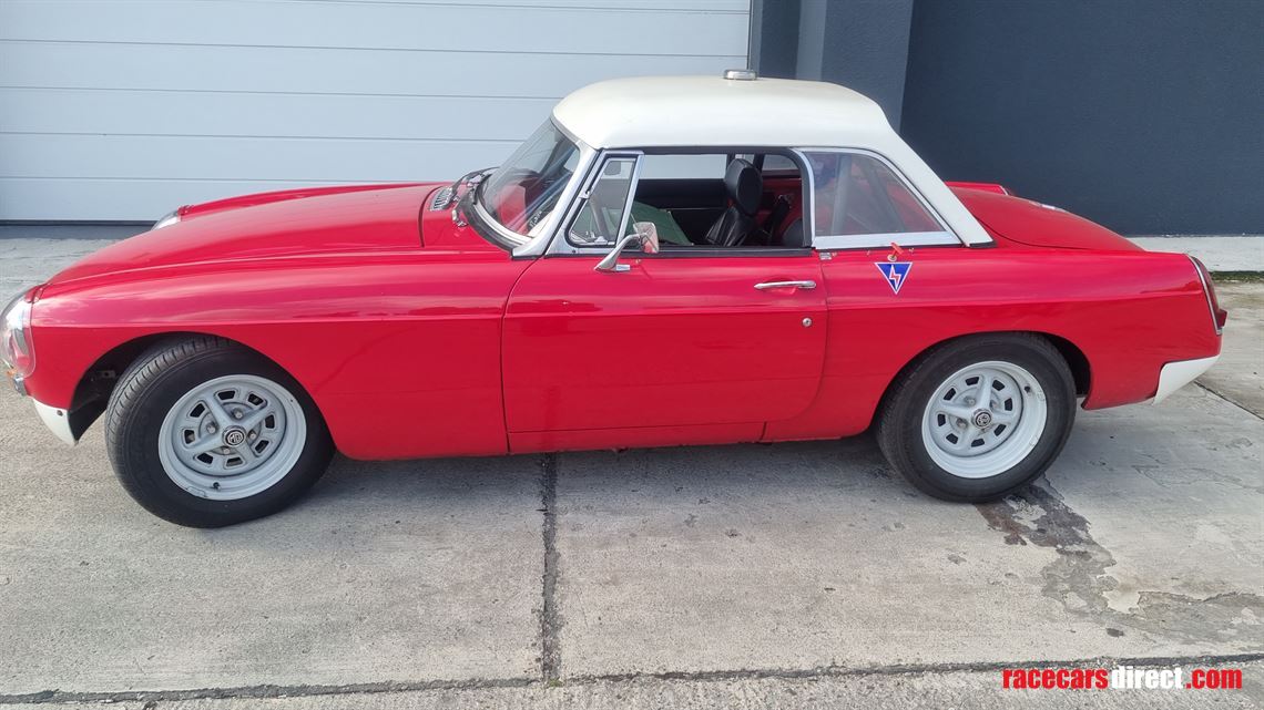 beautiful-mgb-with-conversion-for-track-days