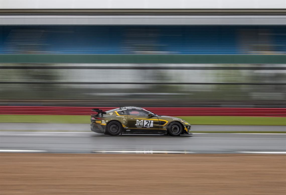 aston-martin-gt4