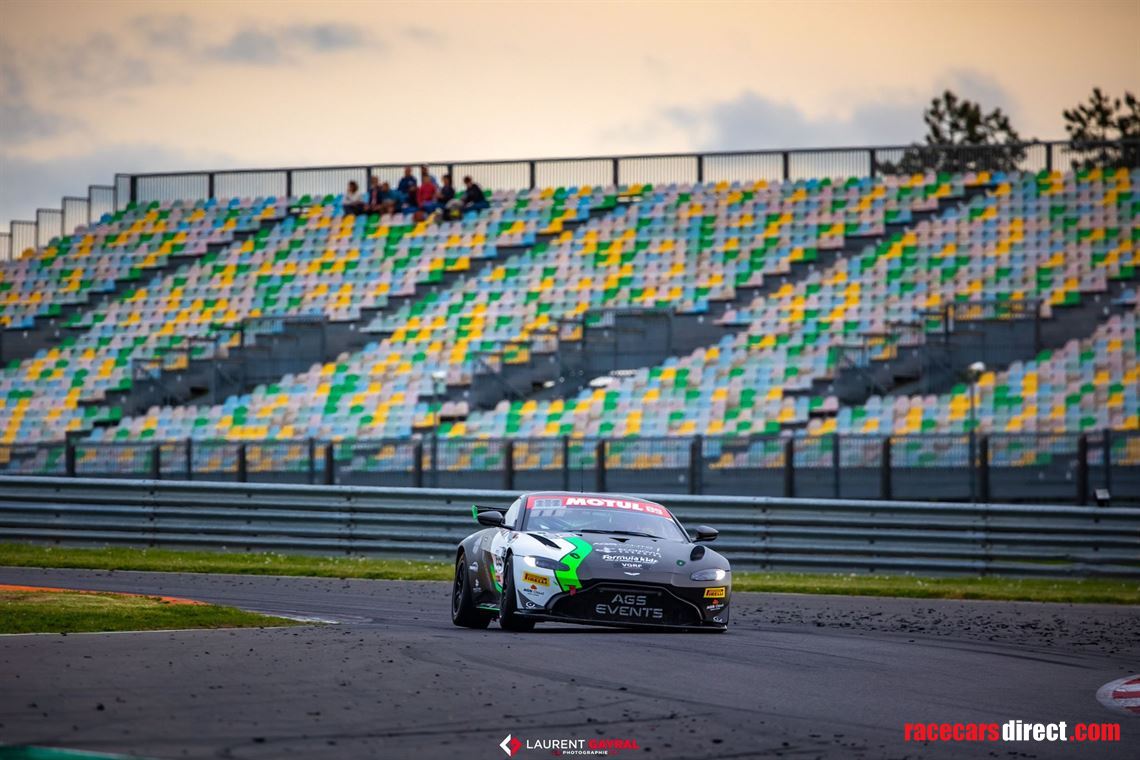 Racecarsdirect.com - Aston Martin Vantage GT4