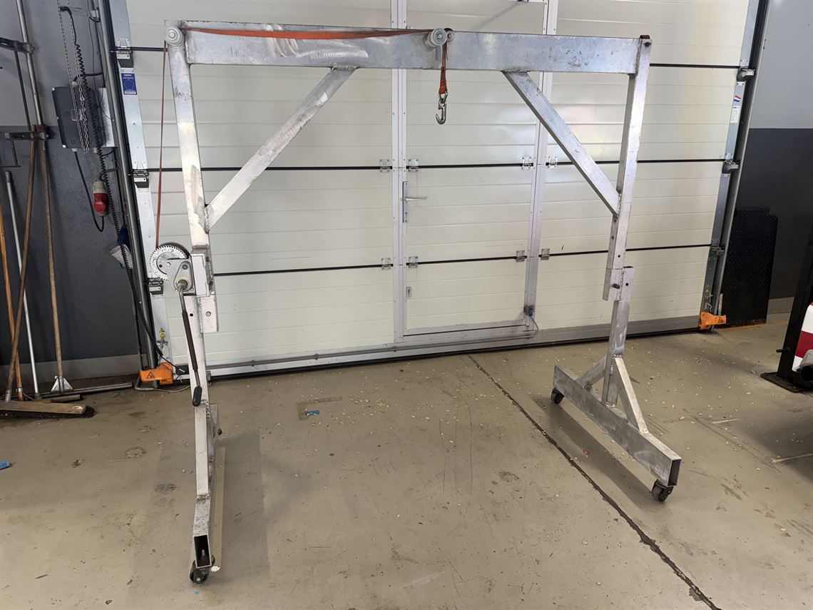 aluminium-hoist-for-formula-cars