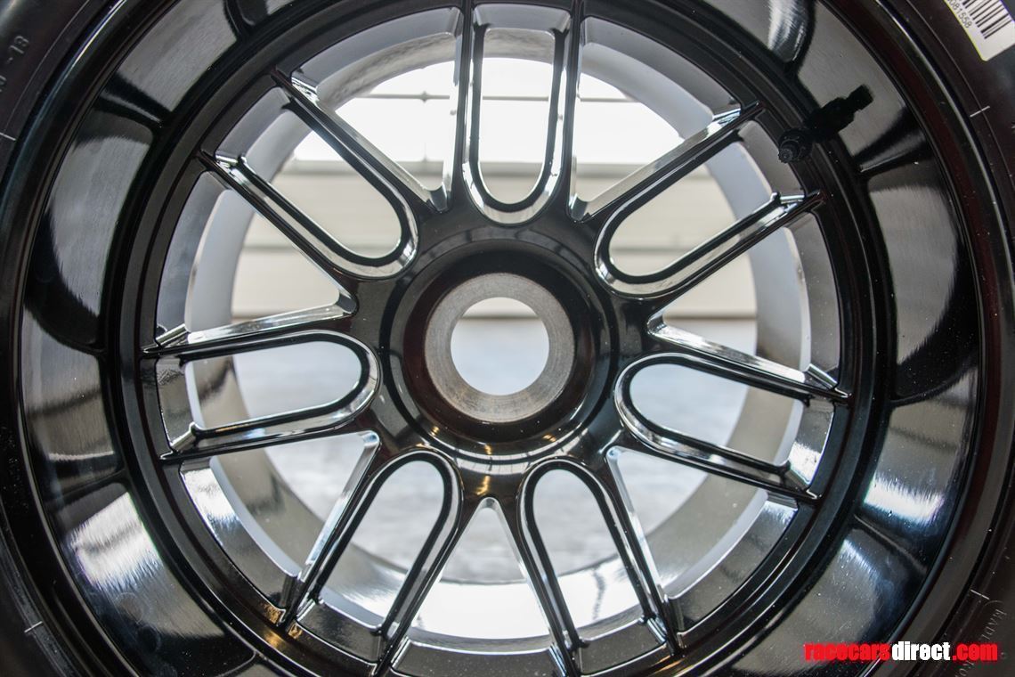 Racecarsdirect.com - F1 OFFICIAL 18-INCH PIRELLI REAR TIRE & RIM.