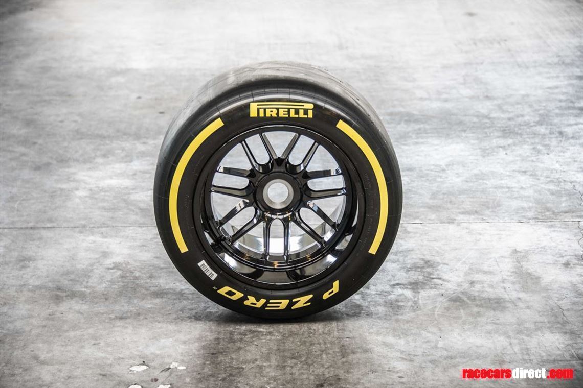 Racecarsdirect.com - F1 OFFICIAL 18-INCH PIRELLI REAR TIRE & RIM.