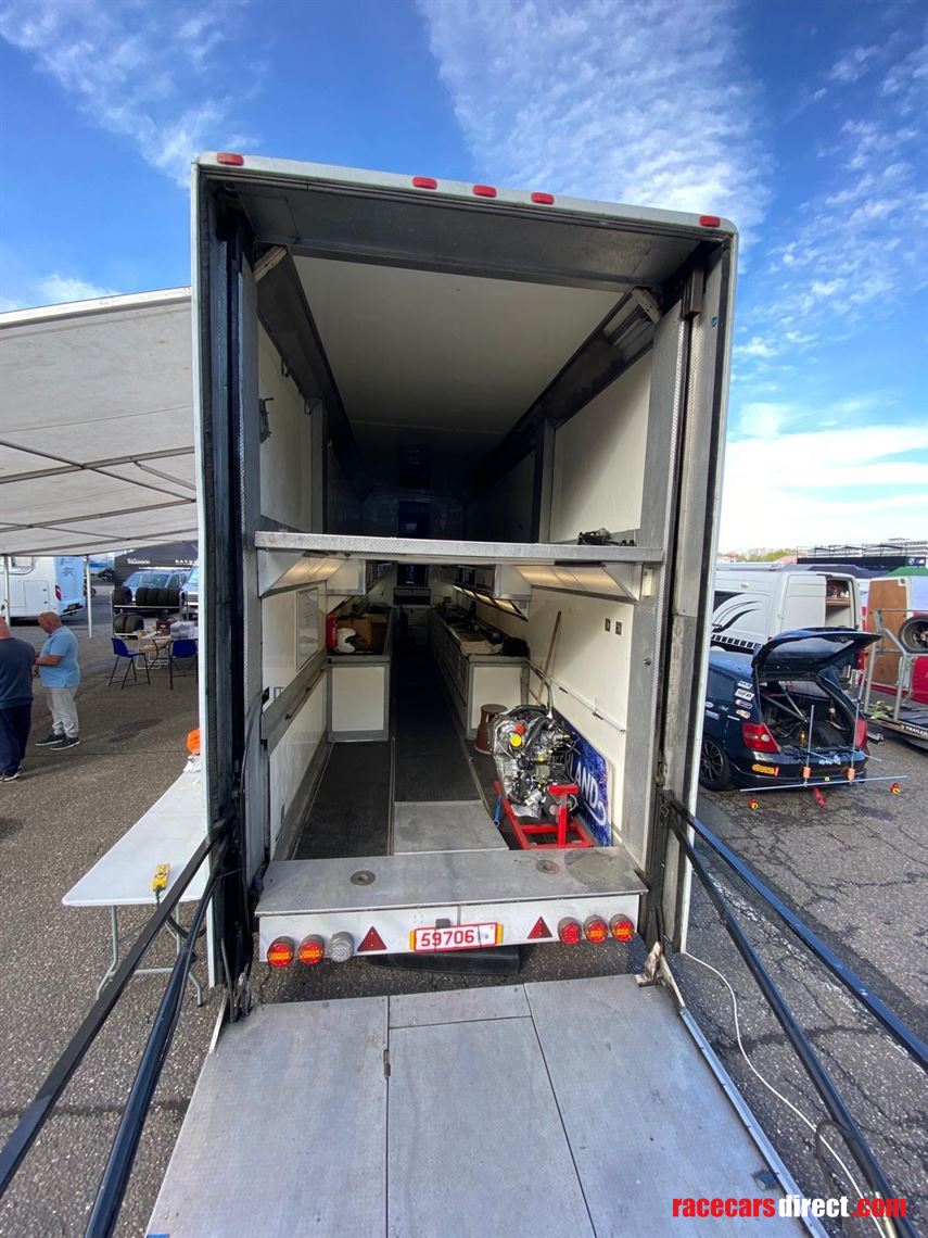 race-trailer-with-large-awning