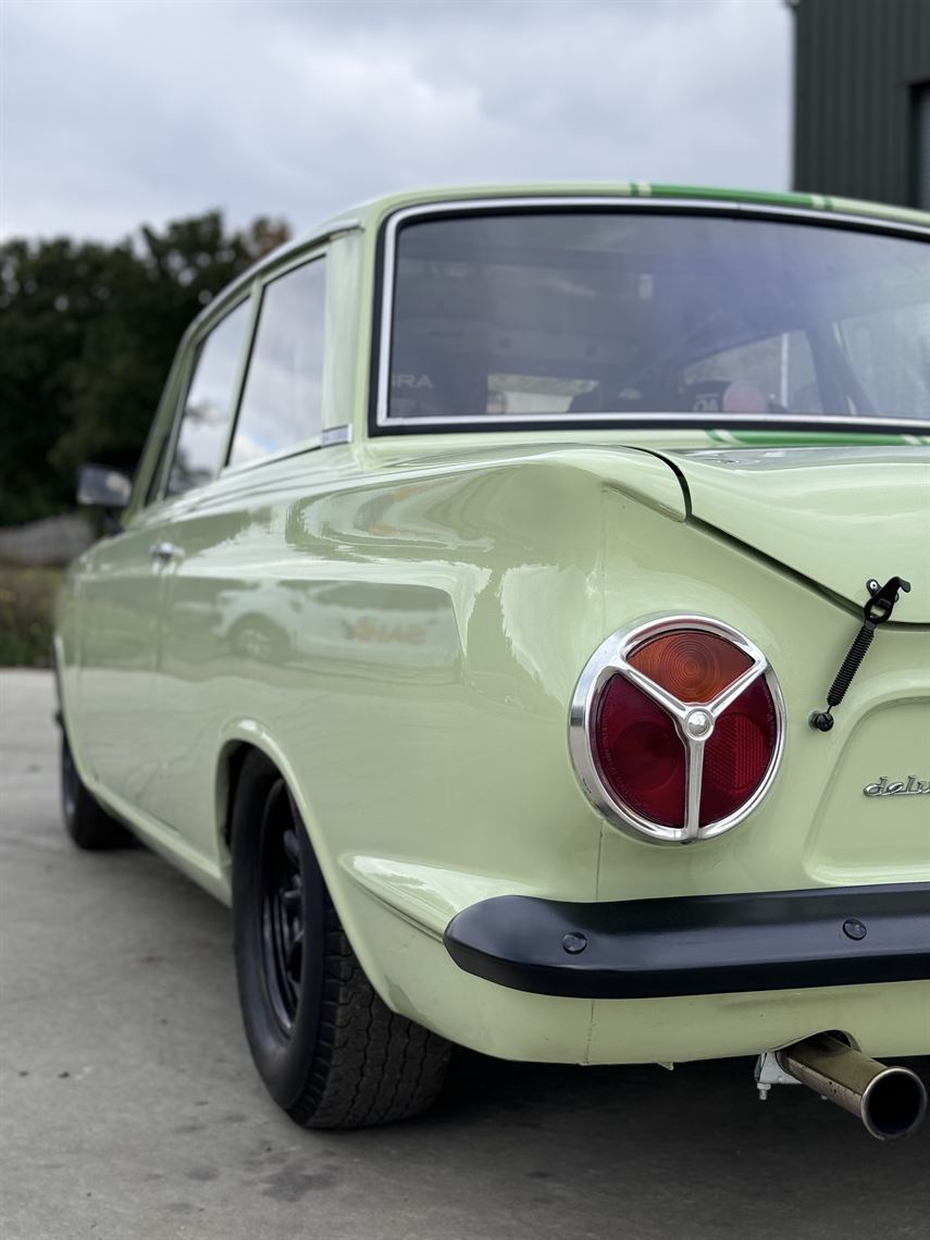 1963-mk1-ford-cortina-race-car