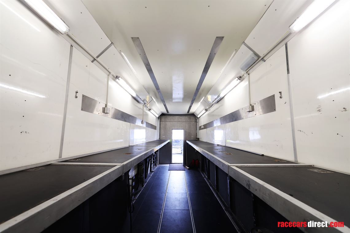 race-trailer-with-awning