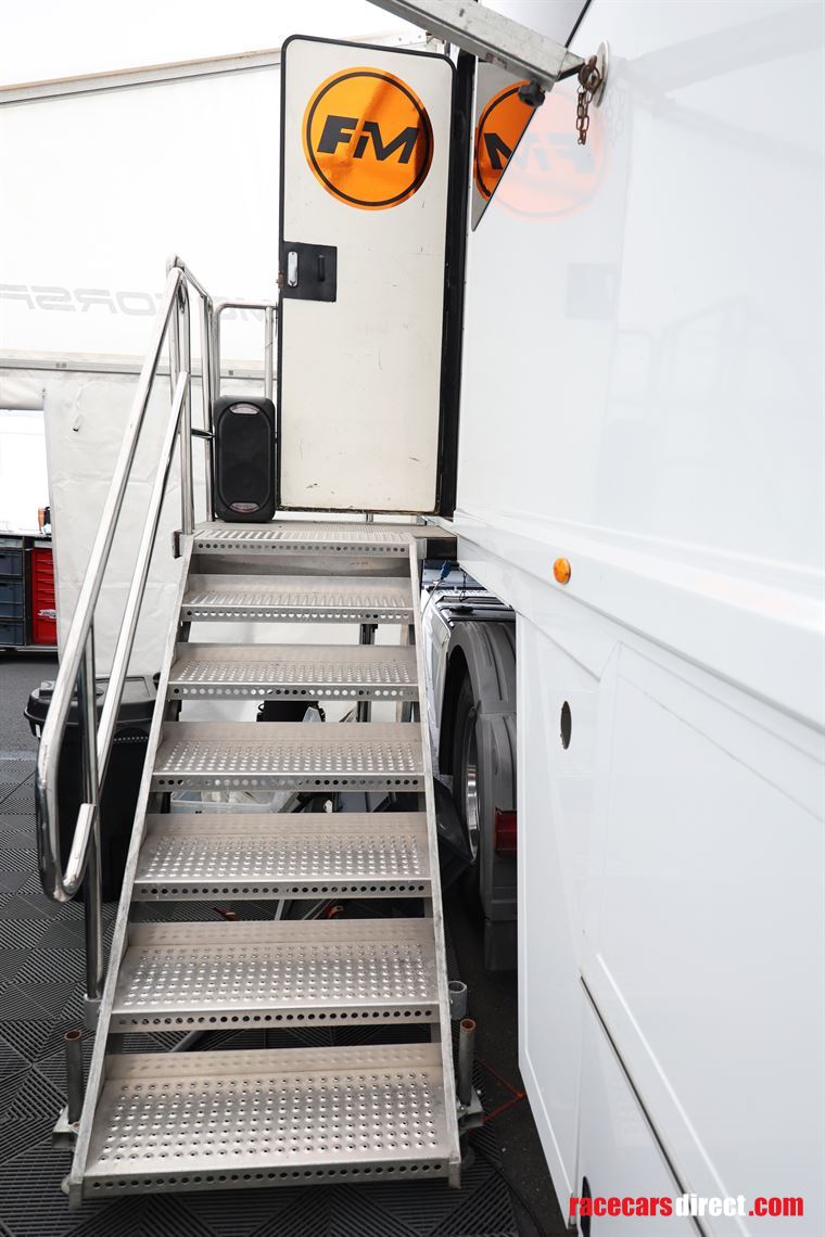 race-trailer-with-awning