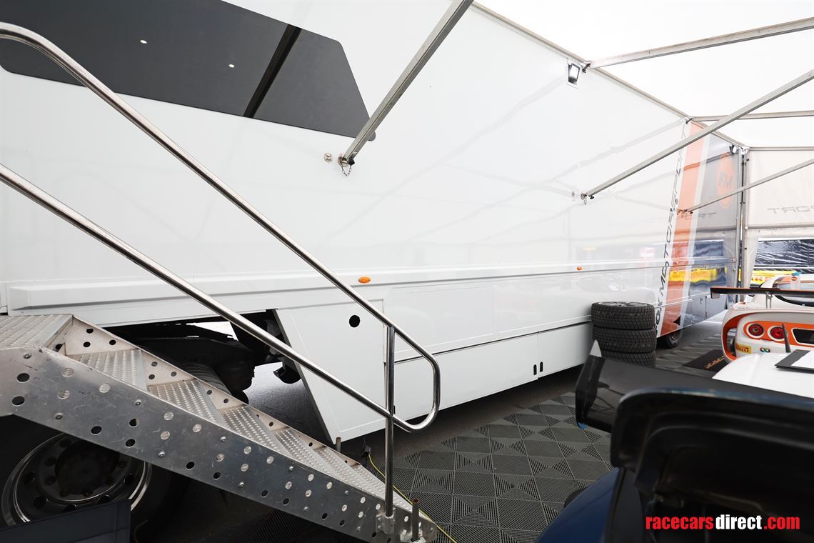 race-trailer-with-awning