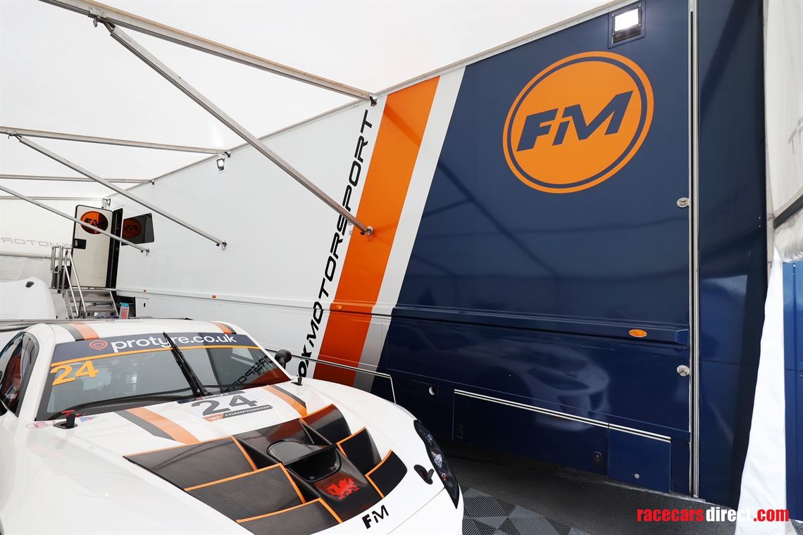 race-trailer-with-awning