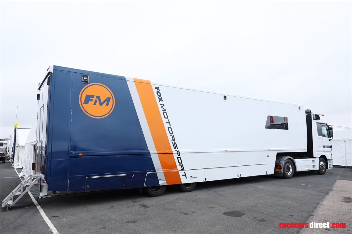 race-trailer-with-awning