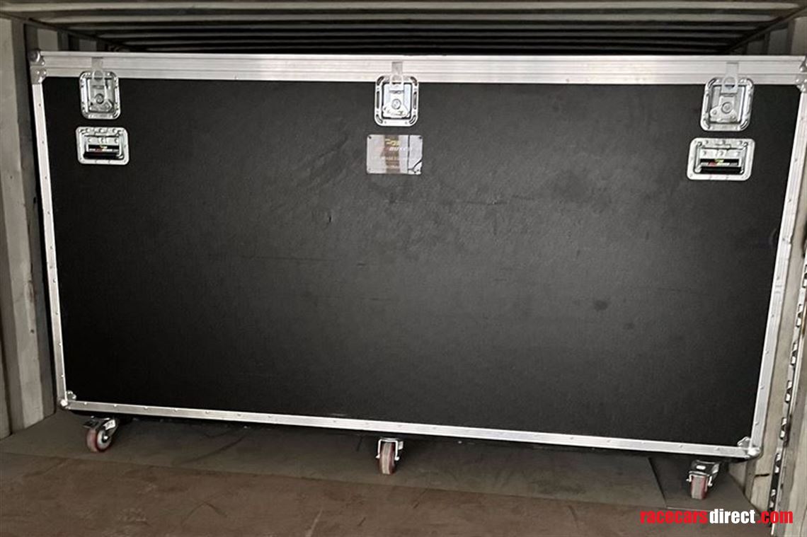 pit-garage-seamless-walling-with-powerhood-pr