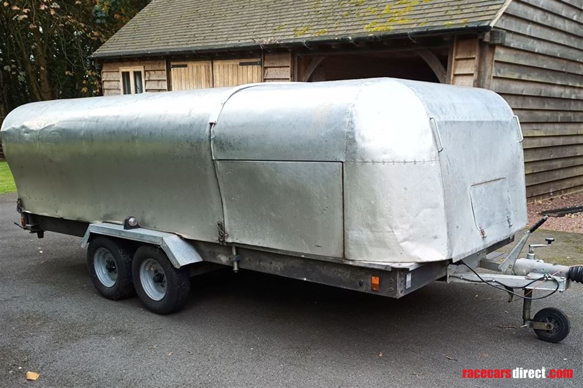 twin-axled-covered-braked-trailer