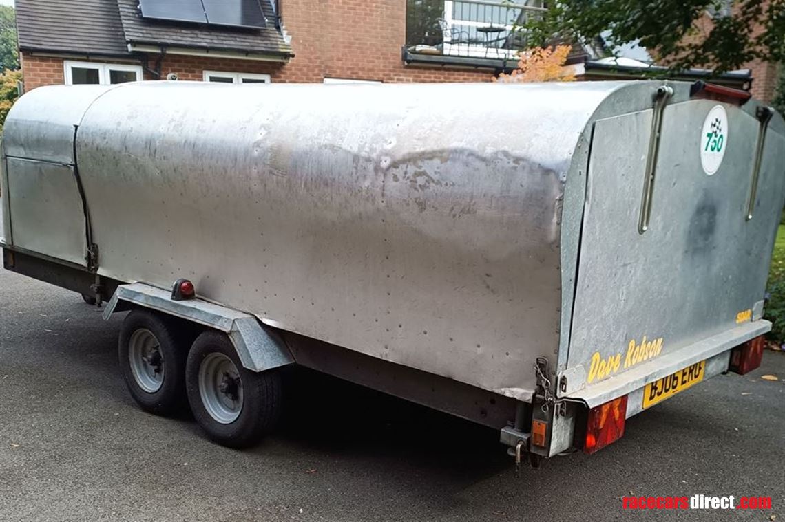 twin-axled-covered-braked-trailer