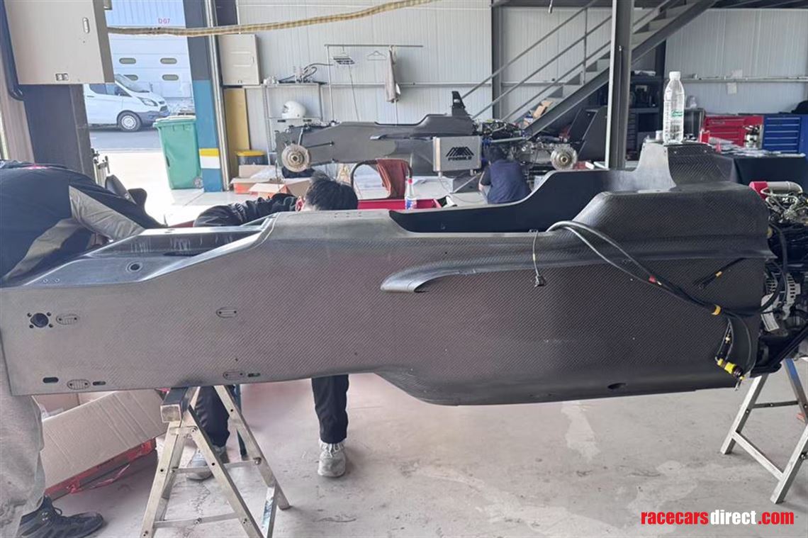 carbon-monocoque-wanted