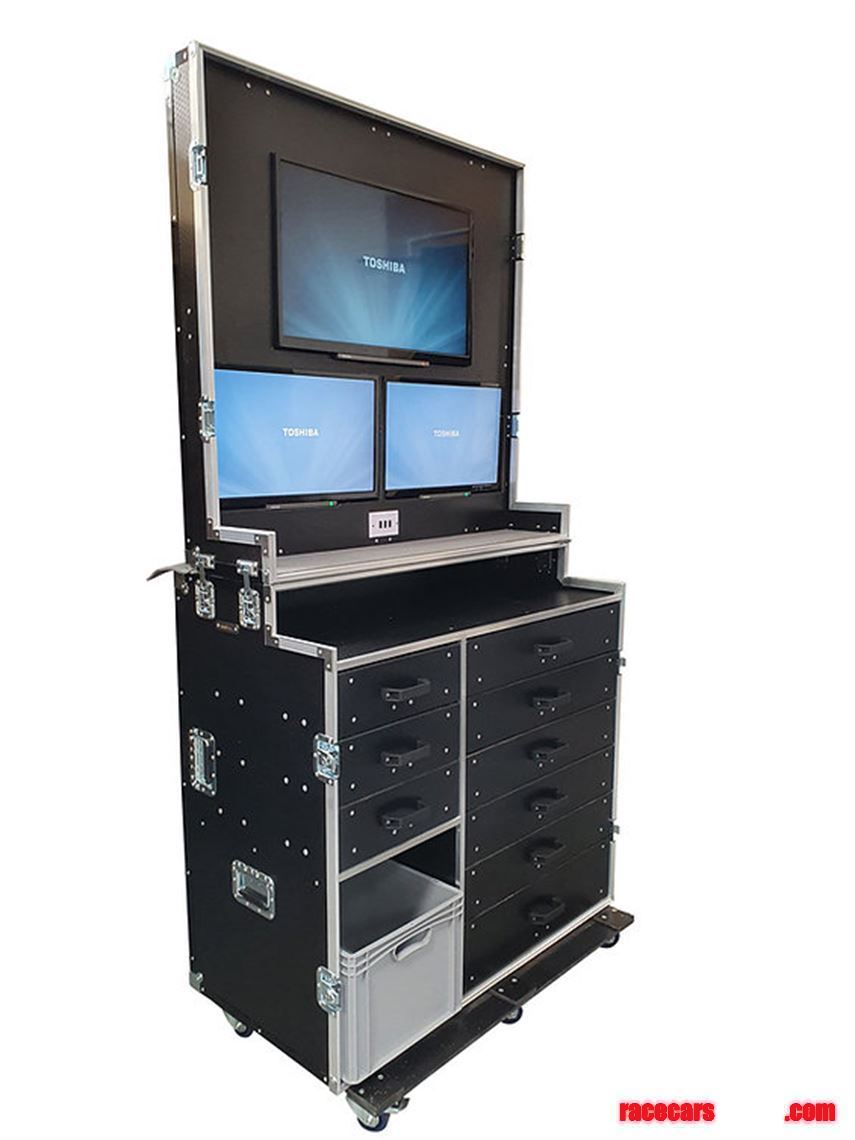 data-flight-case-with-3-screens