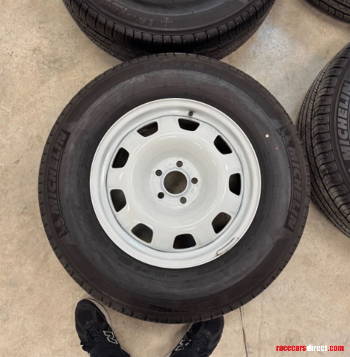 land-rover-defender-white-wheels-set-of-5