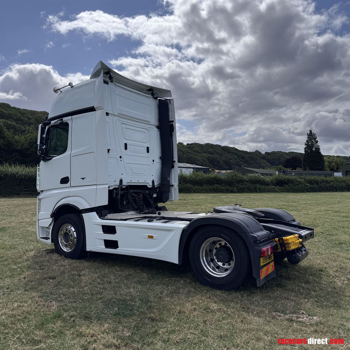 merecedes-giga-space-on-ali-wheels-and-super