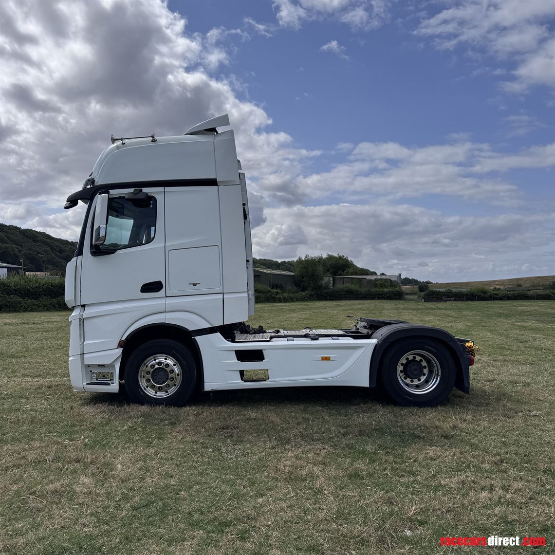 merecedes-giga-space-on-ali-wheels-and-super