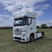 merecedes-giga-space-on-ali-wheels-and-super