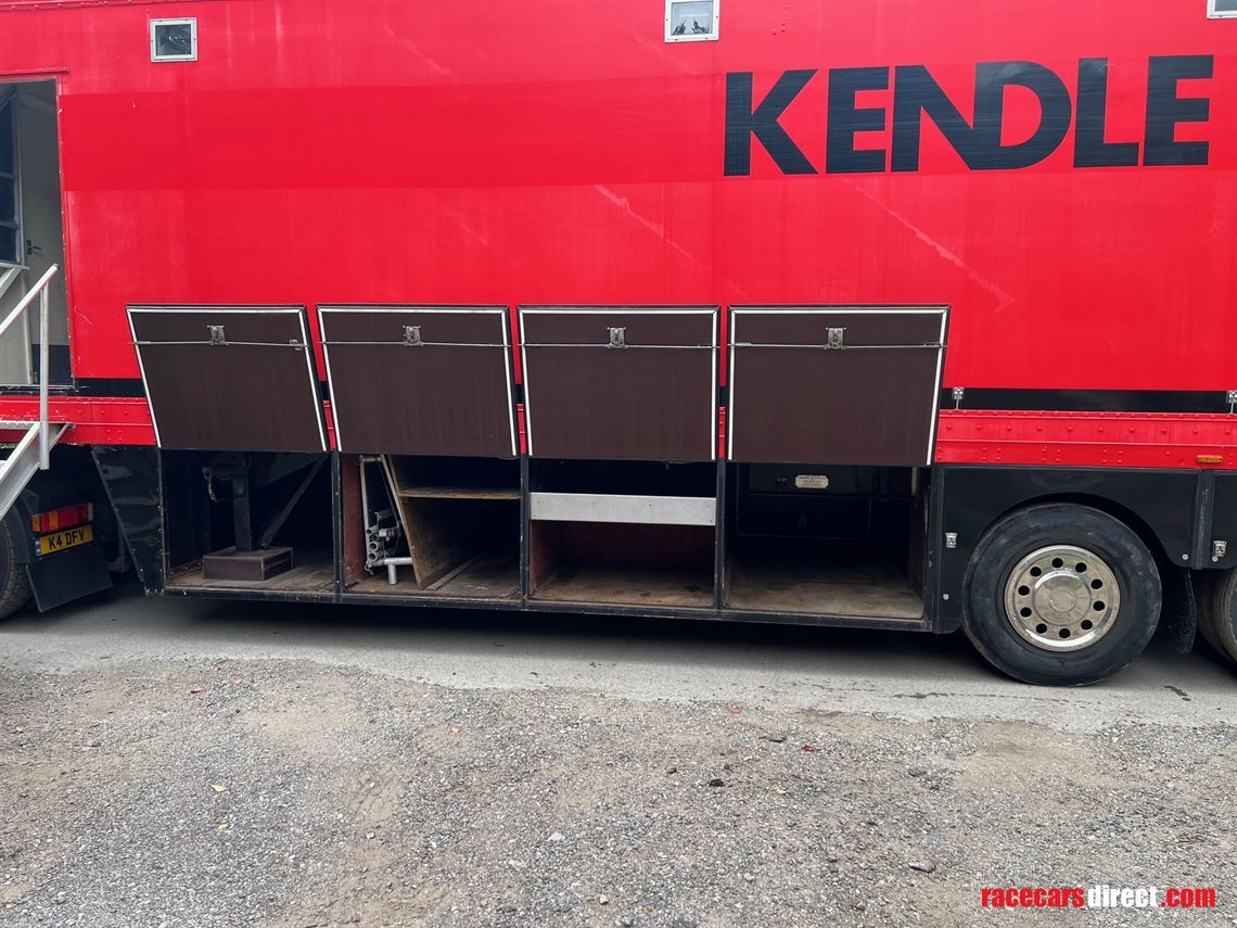 race-trailer-4-5-cars-with-hospitality-and-st