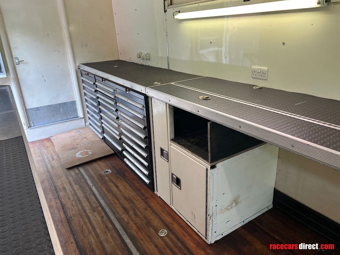 race-trailer-4-5-cars-with-hospitality-and-st