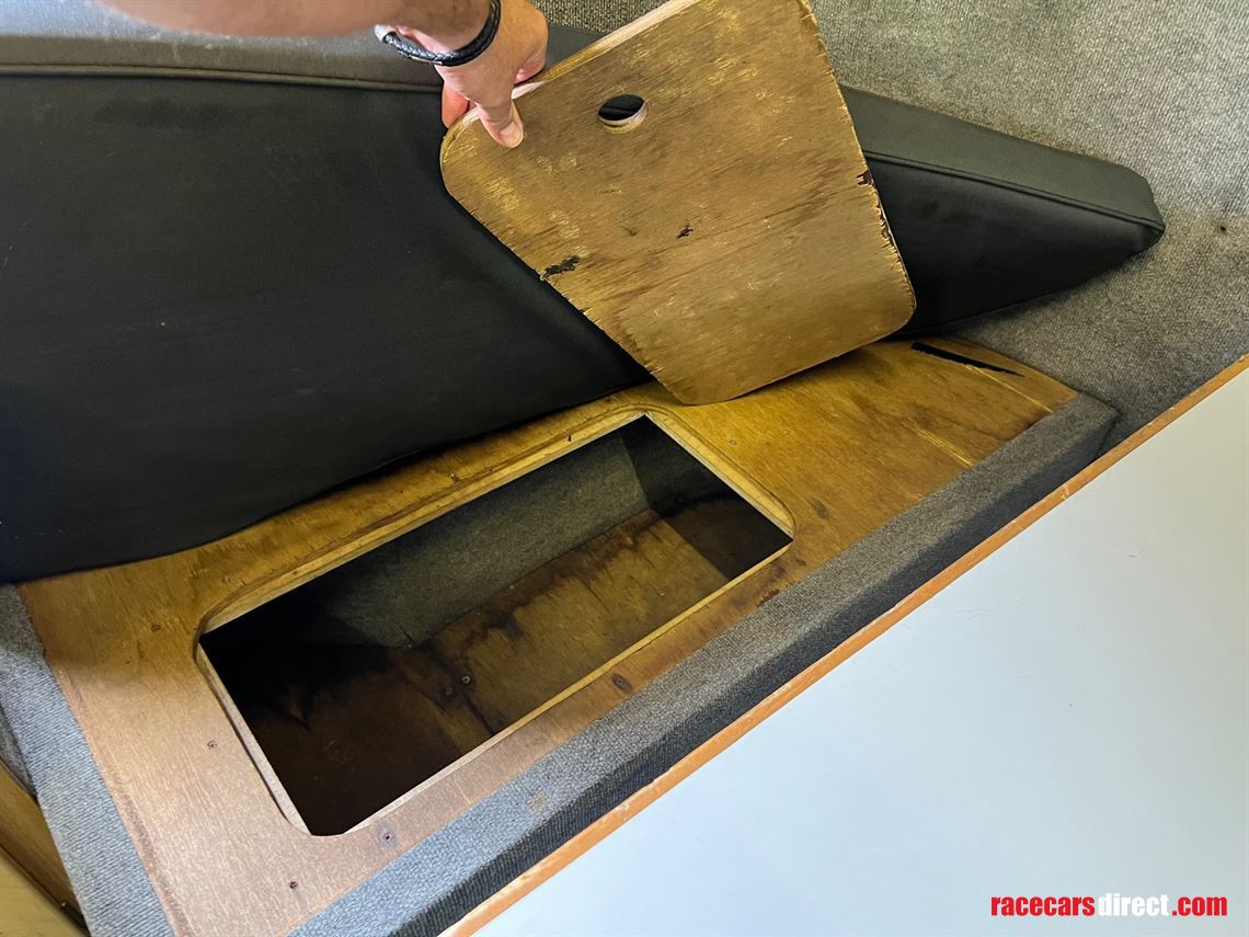 race-trailer-4-5-cars-with-hospitality-and-st